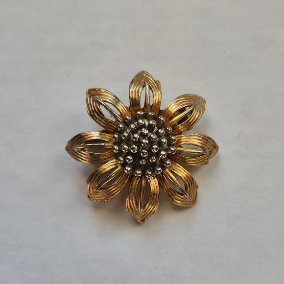Vintage gold tone wire flower brooch - Picture 1 of 3